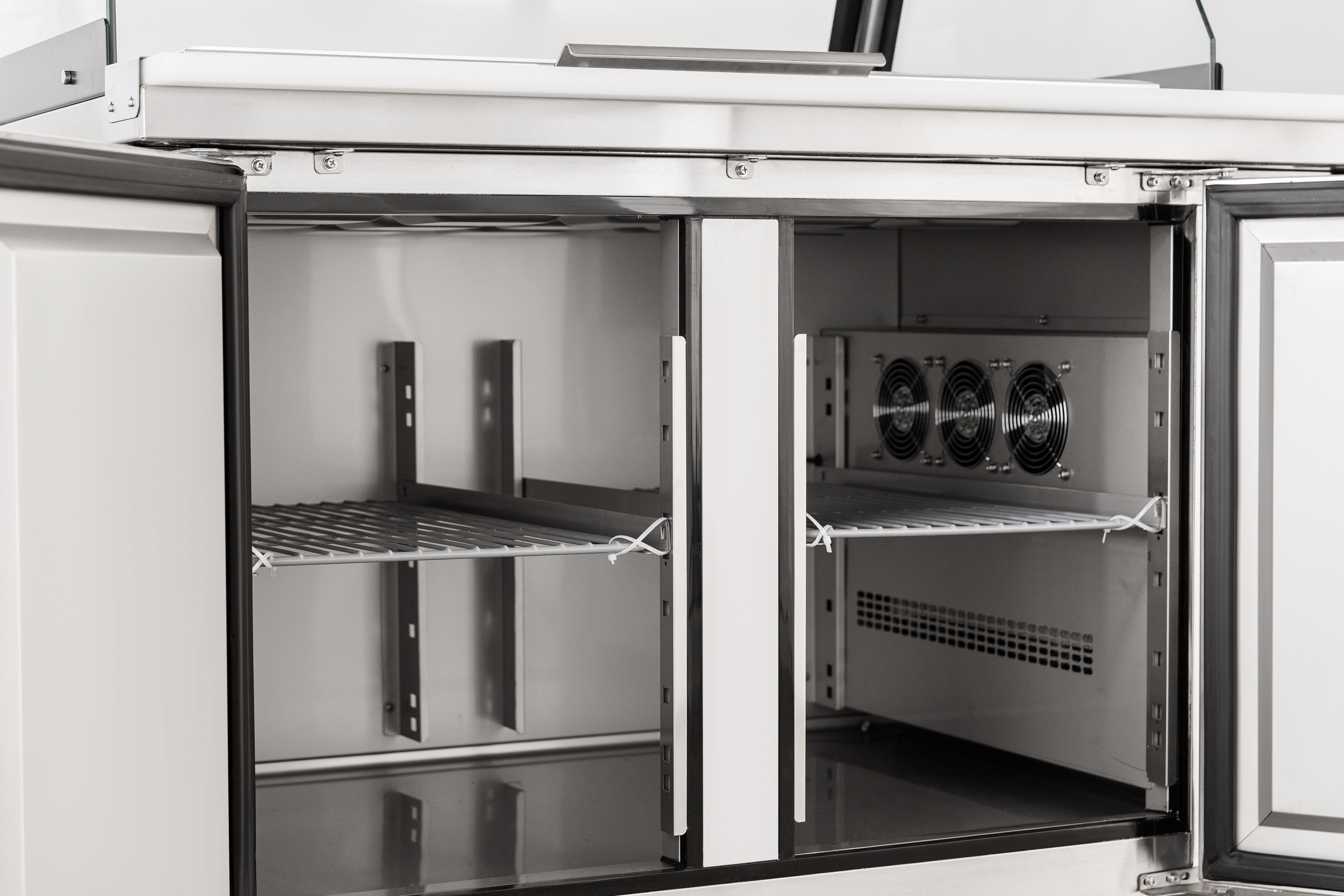 New Design Refrigerated Preparation Table Reserve a place for the cash register.