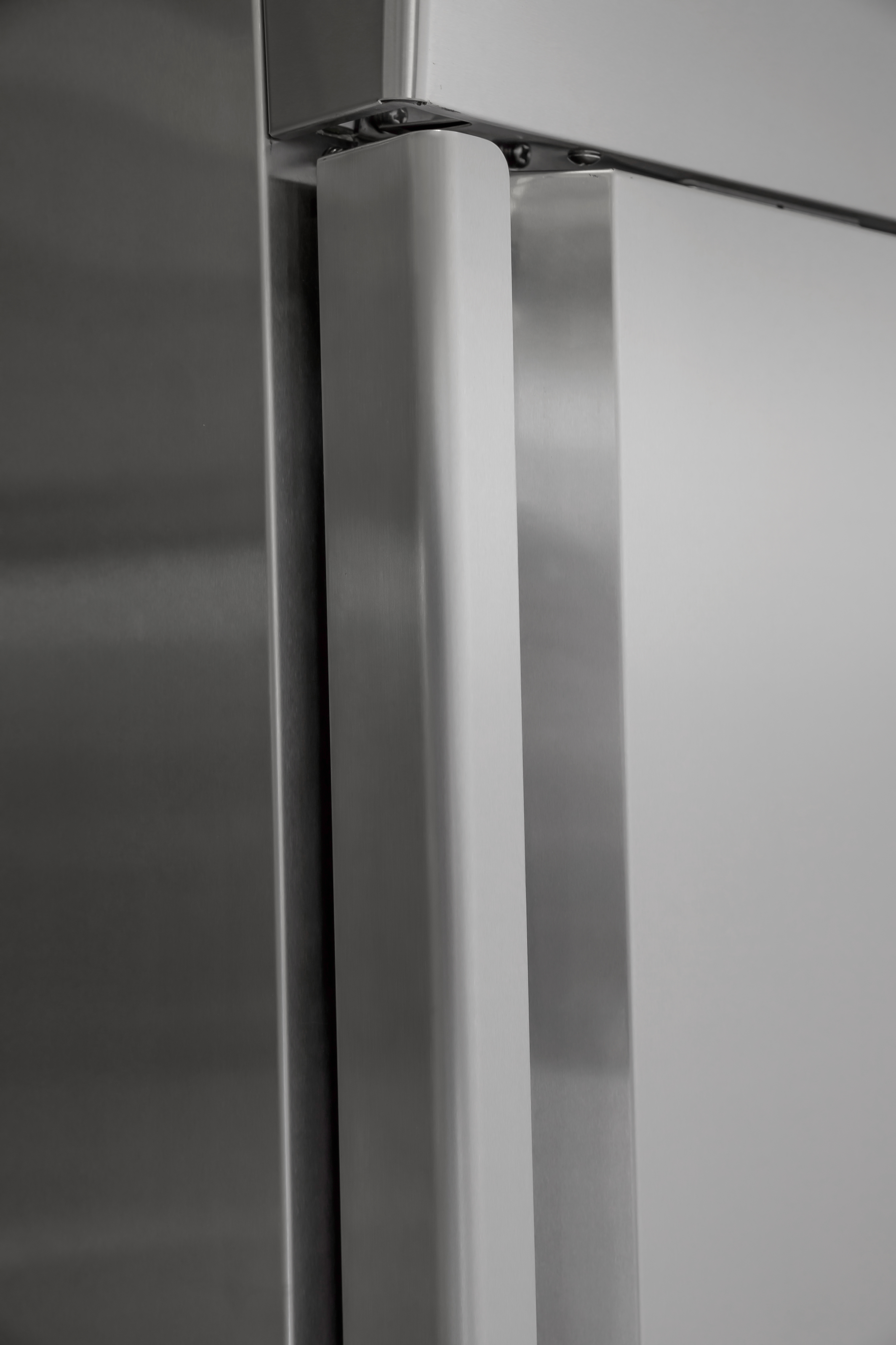 European 550L Upright Cabinet with Integrated Stamped Liner